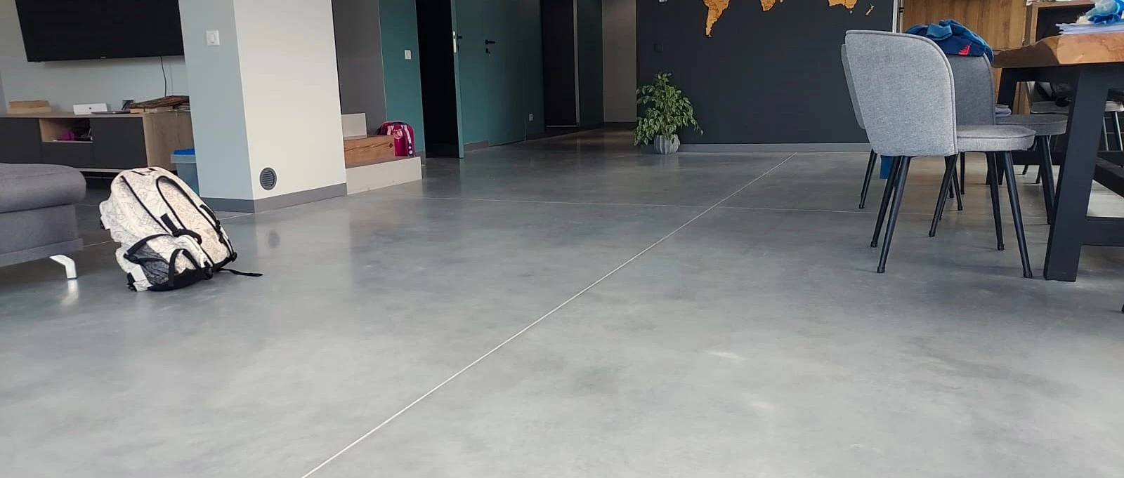 Zdjęcie pokazuje beton polerowany w budynku mieszkalnym.
